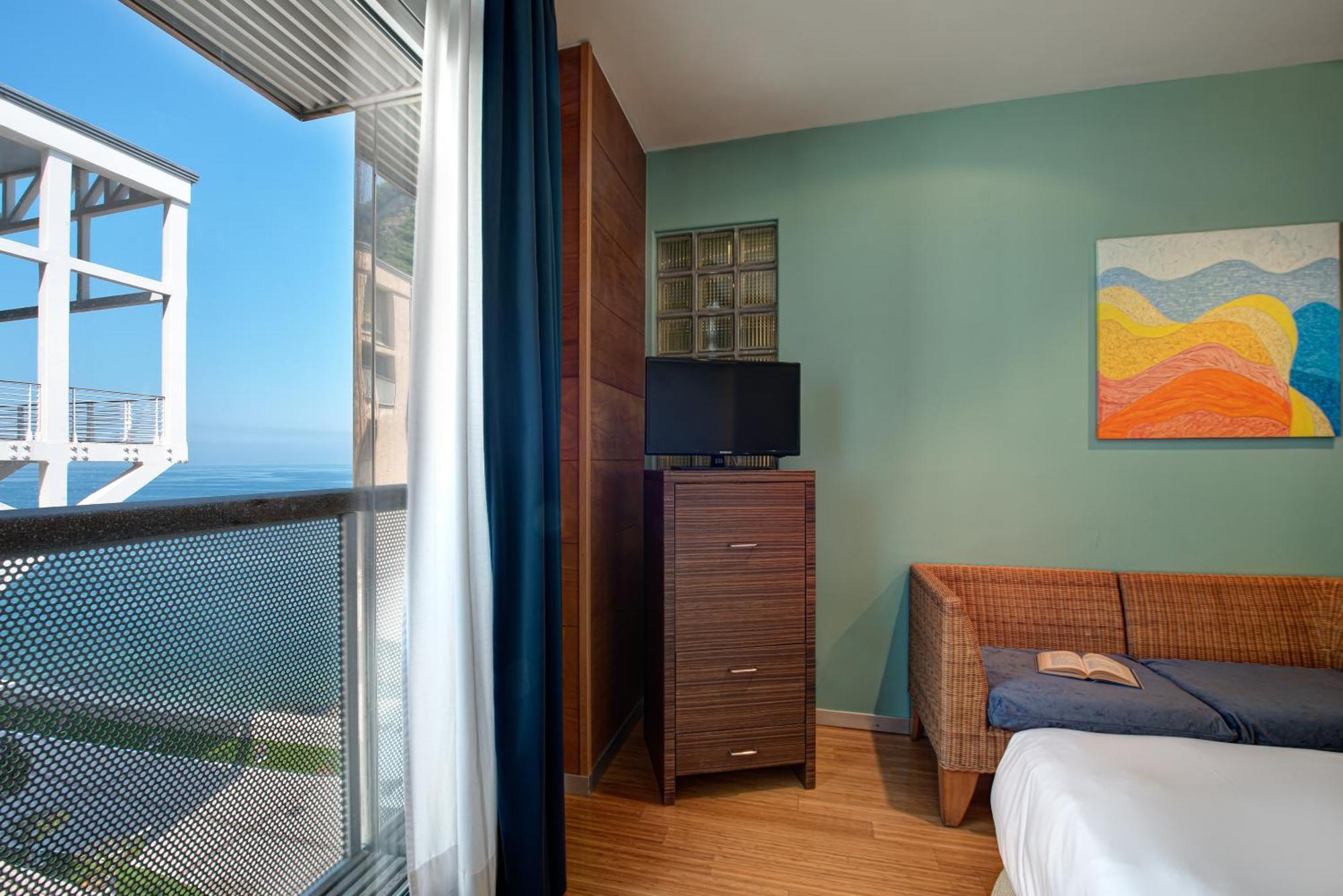 Double or Twin Room Partial Sea View